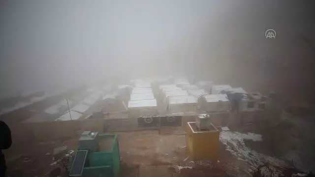 Kamplarda kar yağışı yerinden edilenlerin hayatını zorlaştırdı Kamplarda kar yağışı yerinden edilenlerin hayatını zorlaştırdı
