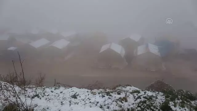 Kamplarda kar yağışı yerinden edilenlerin hayatını zorlaştırdı Kamplarda kar yağışı yerinden edilenlerin hayatını zorlaştırdı