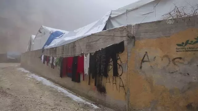 Kamplarda kar yağışı yerinden edilenlerin hayatını zorlaştırdı Kamplarda kar yağışı yerinden edilenlerin hayatını zorlaştırdı