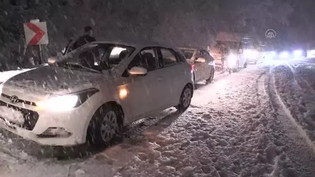 Kar yağışı ve tipi Cankurtaran Geçidi'nde ulaşımı aksatıyor Kar yağışı ve tipi Cankurtaran Geçidi'nde ulaşımı aksatıyor