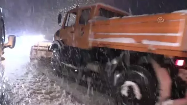 Kar yağışı ve tipi Cankurtaran Geçidi'nde ulaşımı aksatıyor Kar yağışı ve tipi Cankurtaran Geçidi'nde ulaşımı aksatıyor