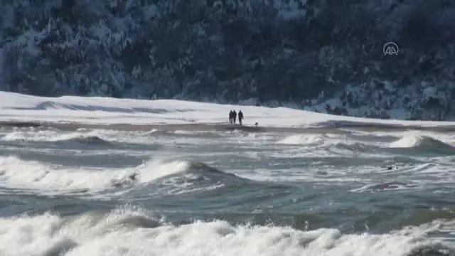 Karadeniz'de kuru yük gemisinin batması sonucu kaybolan 3 kişiyi arama çalışmaları sürüyor Karadeniz'de kuru yük gemisinin batması sonucu kaybolan 3 kişiyi arama çalışmaları sürüyor