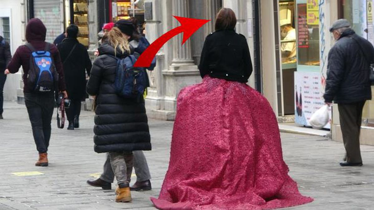 Kırmızı gelinliğini giyip Taksim'e çıkan Rus modeli görenler şaşkınlığını gizleyemedi