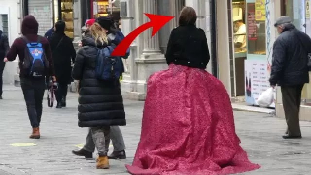 Kırmızı gelinliğini giyip Taksim'e çıkan Rus modeli görenler şaşkınlığını gizleyemedi Kırmızı gelinliğini giyip Taksim'e çıkan Rus modeli görenler şaşkınlığını gizleyemedi