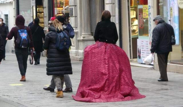 Kırmızı gelinliğini giyip Taksim'e çıkan Rus modeli görenler şaşkınlığını gizleyemedi Kırmızı gelinliğini giyip Taksim'e çıkan Rus modeli görenler şaşkınlığını gizleyemedi