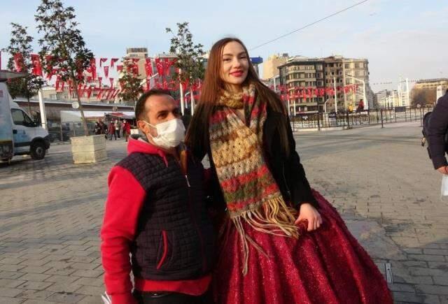Kırmızı gelinliğini giyip Taksim'e çıkan Rus modeli görenler şaşkınlığını gizleyemedi Kırmızı gelinliğini giyip Taksim'e çıkan Rus modeli görenler şaşkınlığını gizleyemedi