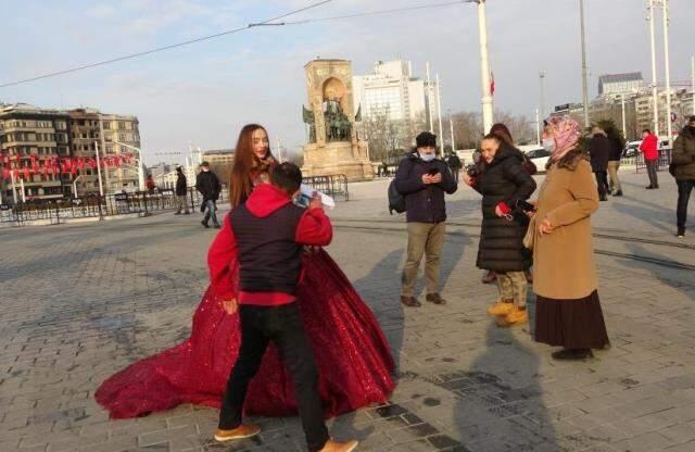 Kırmızı gelinliğini giyip Taksim'e çıkan Rus modeli görenler şaşkınlığını gizleyemedi Kırmızı gelinliğini giyip Taksim'e çıkan Rus modeli görenler şaşkınlığını gizleyemedi