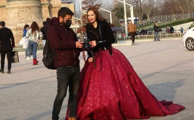 Kırmızı gelinliğini giyip Taksim'e çıkan Rus modeli görenler şaşkınlığını gizleyemedi Kırmızı gelinliğini giyip Taksim'e çıkan Rus modeli görenler şaşkınlığını gizleyemedi