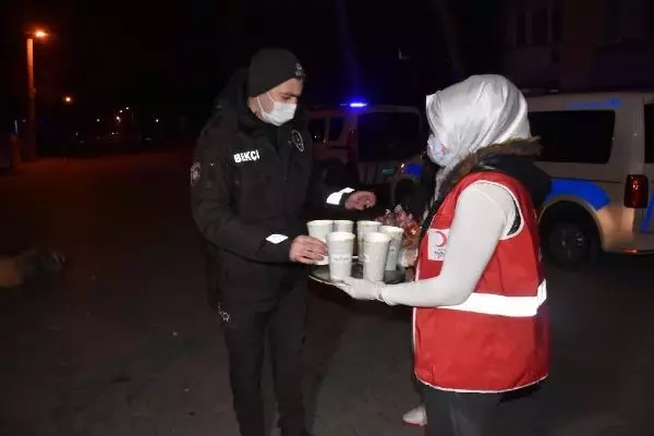 Kızılay'dan kısıtlamada görev yapan polis ve bekçilere çorba ikramı Kızılay'dan kısıtlamada görev yapan polis ve bekçilere çorba ikramı