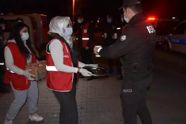 Kızılay'dan kısıtlamada görev yapan polis ve bekçilere çorba ikramı Kızılay'dan kısıtlamada görev yapan polis ve bekçilere çorba ikramı