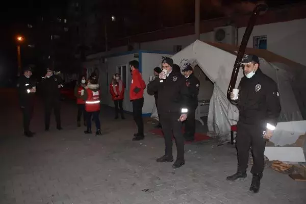 Kızılay'dan kısıtlamada görev yapan polis ve bekçilere çorba ikramı Kızılay'dan kısıtlamada görev yapan polis ve bekçilere çorba ikramı