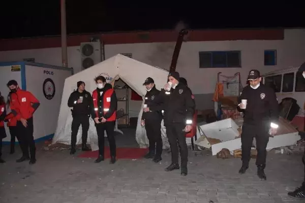 Kızılay'dan kısıtlamada görev yapan polis ve bekçilere çorba ikramı Kızılay'dan kısıtlamada görev yapan polis ve bekçilere çorba ikramı