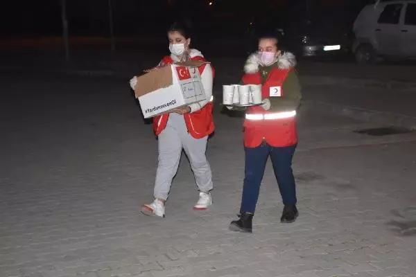 Kızılay'dan kısıtlamada görev yapan polis ve bekçilere çorba ikramı Kızılay'dan kısıtlamada görev yapan polis ve bekçilere çorba ikramı