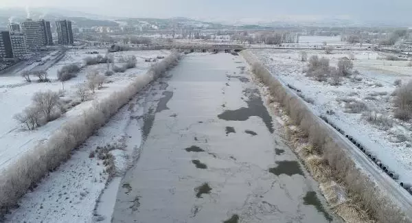 Kızılırmak, eksi 17 derecede kısmen dondu Kızılırmak, eksi 17 derecede kısmen dondu