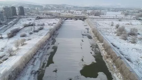 Kızılırmak, eksi 17 derecede kısmen dondu Kızılırmak, eksi 17 derecede kısmen dondu