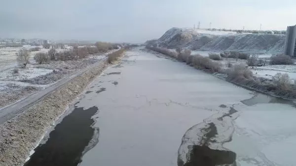 Kızılırmak, eksi 17 derecede kısmen dondu Kızılırmak, eksi 17 derecede kısmen dondu