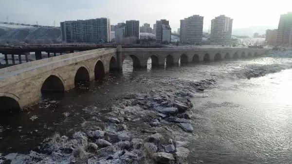 Kızılırmak, eksi 17 derecede kısmen dondu Kızılırmak, eksi 17 derecede kısmen dondu
