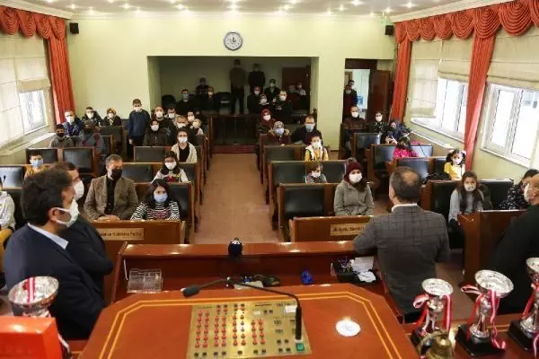 Bağcılar'da çevrim içi satranç turnuvasında dereceye girenler ödüllendirildi Bağcılar'da çevrim içi satranç turnuvasında dereceye girenler ödüllendirildi