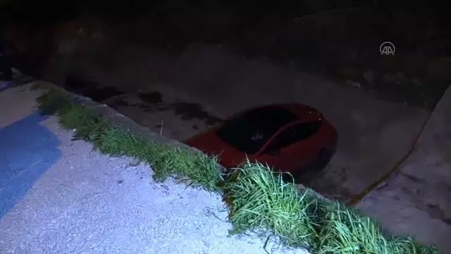 Polisten kaçan 14 yaşındaki sürücü otomobil ile dereye düştü Polisten kaçan 14 yaşındaki sürücü otomobil ile dereye düştü