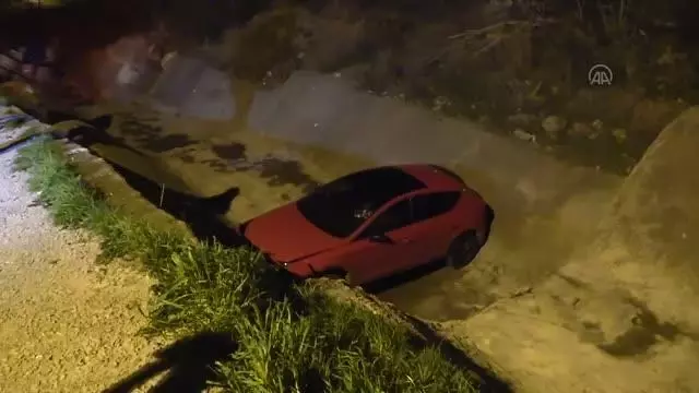 Polisten kaçan 14 yaşındaki sürücü otomobil ile dereye düştü Polisten kaçan 14 yaşındaki sürücü otomobil ile dereye düştü