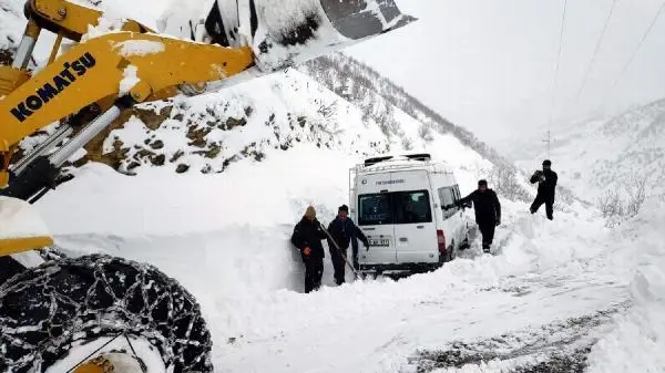 Siirt'te yolu kapalı köylerdeki hastalar, iş makinesiyle ambulansa taşınıyor Siirt'te yolu kapalı köylerdeki hastalar, iş makinesiyle ambulansa taşınıyor