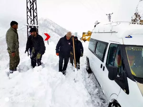 Siirt'te yolu kapalı köylerdeki hastalar, iş makinesiyle ambulansa taşınıyor Siirt'te yolu kapalı köylerdeki hastalar, iş makinesiyle ambulansa taşınıyor