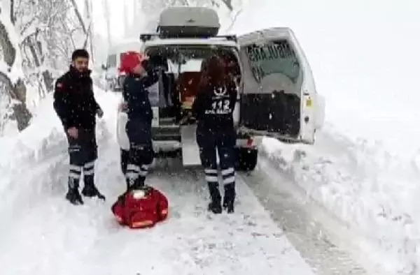 Siirt'te yolu kapalı köylerdeki hastalar, iş makinesiyle ambulansa taşınıyor Siirt'te yolu kapalı köylerdeki hastalar, iş makinesiyle ambulansa taşınıyor