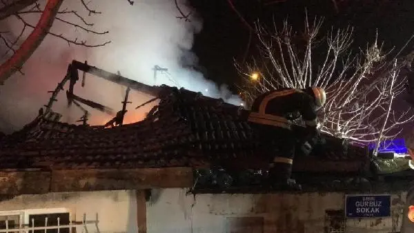 Son dakika! Sobadan başlayan yangın evi kül etti Son dakika! Sobadan başlayan yangın evi kül etti
