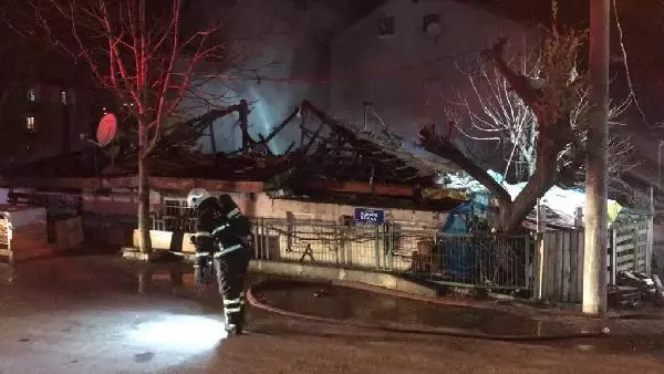 Son dakika! Sobadan başlayan yangın evi kül etti Son dakika! Sobadan başlayan yangın evi kül etti