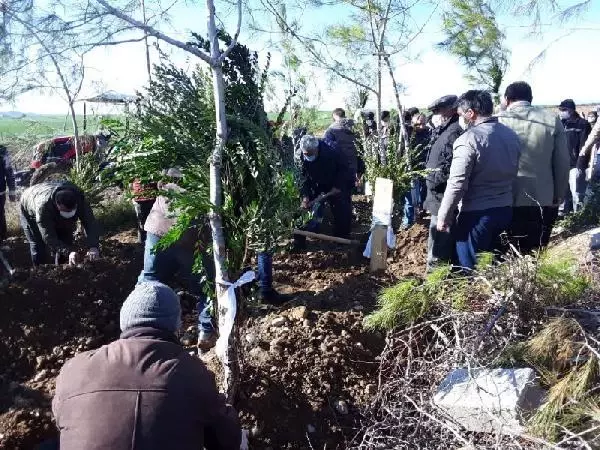 Tarsus'taki kazada hayatını kaybeden aynı aileden 5 kişi son yolculuğuna uğurlandı Tarsus'taki kazada hayatını kaybeden aynı aileden 5 kişi son yolculuğuna uğurlandı