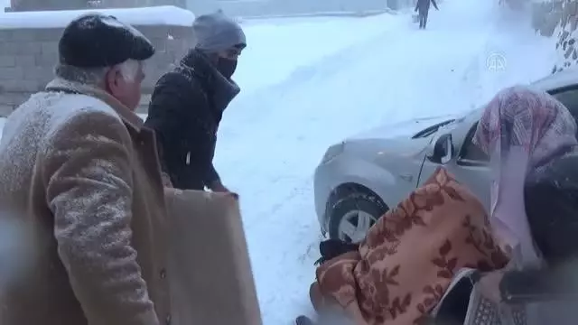 VAN/HAKKARİ - Kar nedeniyle yolda kalanların imdadına ekipler yetişti VAN/HAKKARİ - Kar nedeniyle yolda kalanların imdadına ekipler yetişti