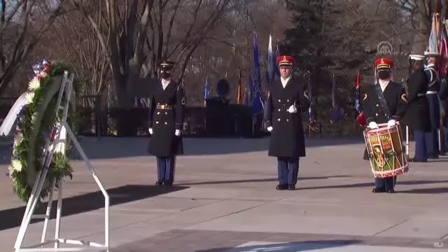WASHINGTON - ABD'nin Başkanı Biden, Meçhul Asker Anıtı'na çelenk bıraktı WASHINGTON - ABD'nin Başkanı Biden, Meçhul Asker Anıtı'na çelenk bıraktı