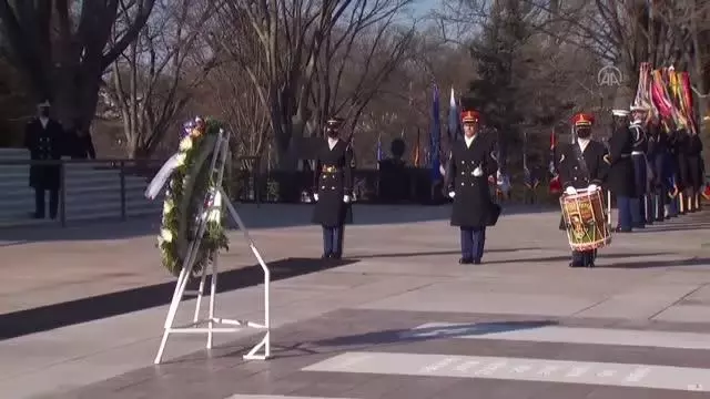 WASHINGTON - ABD'nin Başkanı Biden, Meçhul Asker Anıtı'na çelenk bıraktı WASHINGTON - ABD'nin Başkanı Biden, Meçhul Asker Anıtı'na çelenk bıraktı