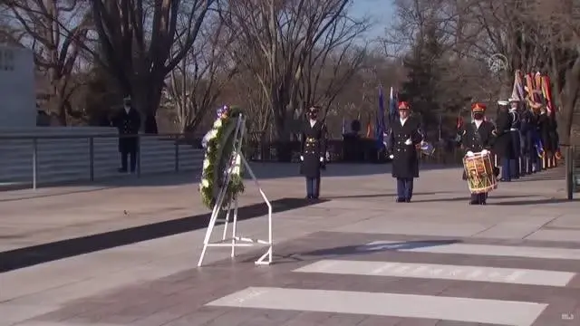 WASHINGTON - ABD'nin Başkanı Biden, Meçhul Asker Anıtı'na çelenk bıraktı WASHINGTON - ABD'nin Başkanı Biden, Meçhul Asker Anıtı'na çelenk bıraktı