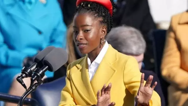 Joe Biden'ın yemin töreninde şiir okuyan Amanda Gorman, bir gecede milyonlarca takipçiye ulaştı Joe Biden'ın yemin töreninde şiir okuyan Amanda Gorman, bir gecede milyonlarca takipçiye ulaştı