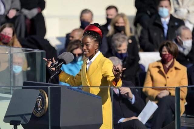 Amanda Gorman: Biden'ın yemin töreninde okuduğu şiir sonrası Instagram'da takipçi sayısı bir günde 2 milyondan fazla artan şair Amanda Gorman: Biden'ın yemin töreninde okuduğu şiir sonrası Instagram'da takipçi sayısı bir günde 2 milyondan fazla artan şair