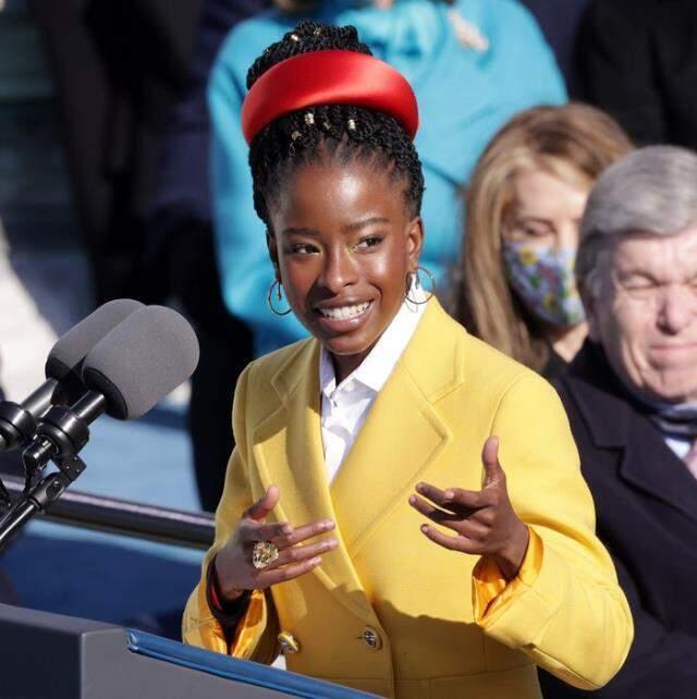 Amanda Gorman: Biden'ın yemin töreninde okuduğu şiir sonrası Instagram'da takipçi sayısı bir günde 2 milyondan fazla artan şair Amanda Gorman: Biden'ın yemin töreninde okuduğu şiir sonrası Instagram'da takipçi sayısı bir günde 2 milyondan fazla artan şair