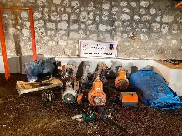 Bahçe traktörü ve römorkunu çalıp, başka şehirde satan şüpheli yakalandı Bahçe traktörü ve römorkunu çalıp, başka şehirde satan şüpheli yakalandı