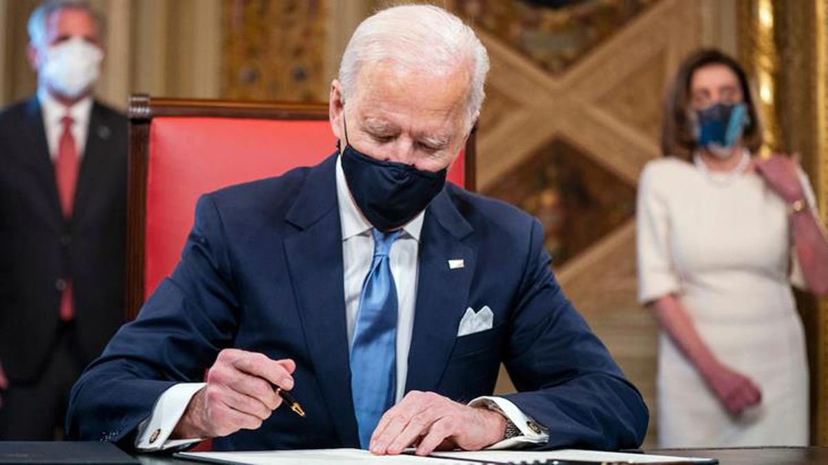 Biden, başkan olarak ilk belgelerini imzaladı
