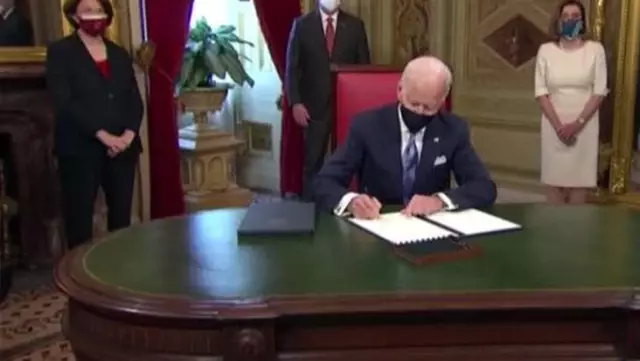 Biden, başkan olarak ilk belgelerini imzaladı Biden, başkan olarak ilk belgelerini imzaladı