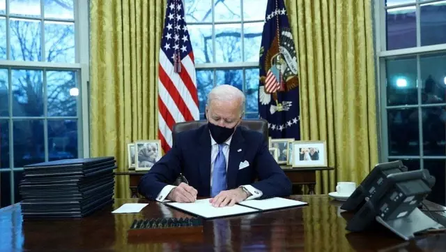 Biden, mesaideki ilk gününde Trump politikalarını geri çeviren 15 kararname imzaladı Biden, mesaideki ilk gününde Trump politikalarını geri çeviren 15 kararname imzaladı