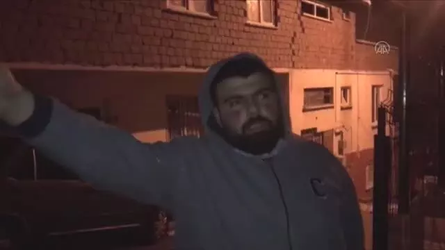 Bir kişi yolda yürürken bıçaklı saldırı sonucu yaralandı Bir kişi yolda yürürken bıçaklı saldırı sonucu yaralandı