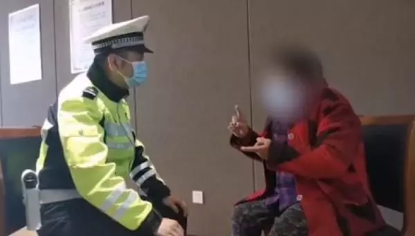 Çin'de 76 yaşındaki kadın scooter ile trafikte polise yakalandı Çin'de 76 yaşındaki kadın scooter ile trafikte polise yakalandı