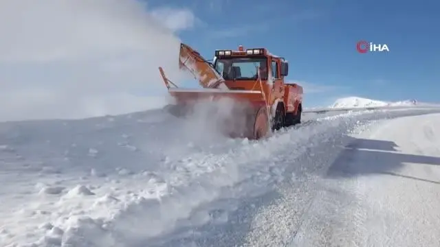 Doğu'da kar ve tipiden kapanan yollar açılıyor Doğu'da kar ve tipiden kapanan yollar açılıyor