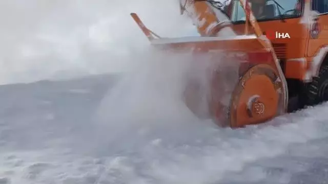 Doğu'da kar ve tipiden kapanan yollar açılıyor Doğu'da kar ve tipiden kapanan yollar açılıyor