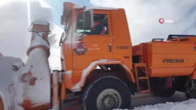 Doğu'da kar ve tipiden kapanan yollar açılıyor Doğu'da kar ve tipiden kapanan yollar açılıyor
