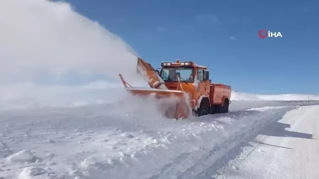 Doğu'da kar ve tipiden kapanan yollar açılıyor Doğu'da kar ve tipiden kapanan yollar açılıyor
