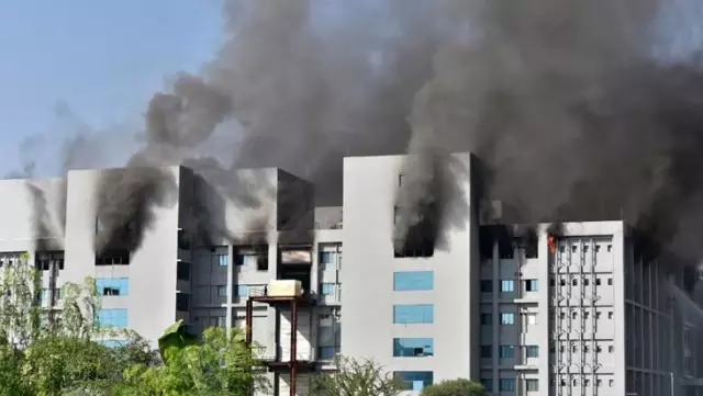 Hindistan'da bulunan dünyanın en büyük aşı üretim tesisinde yangın çıktı Hindistan'da bulunan dünyanın en büyük aşı üretim tesisinde yangın çıktı