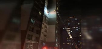 Esenyurt'ta 30 katlı binanın 9. katında patlama: Yaralılar var(1)