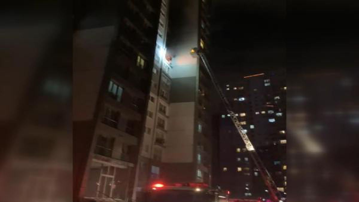 Esenyurt'ta 30 katlı binanın 9. katında patlama: Yaralılar var(1)